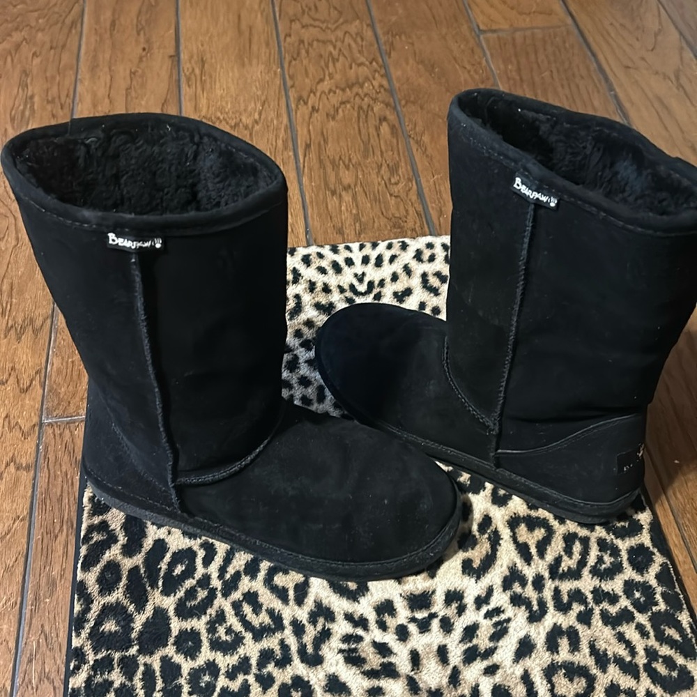 BEARPAW boots😀.      Size 9